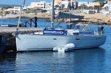 https://www.tp24.it/immagini_articoli/08-04-2026/lampedusa-71-naufraghi-salvati-dalla-barca-a-vela-trapanese-safira-250.jpg