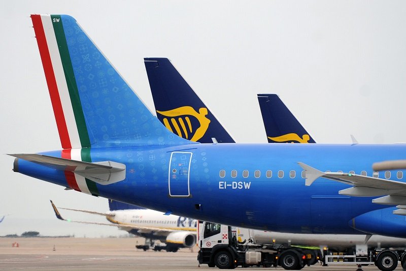 https://www.tp24.it/immagini_articoli/08-05-2026/1778231121-0-voli-l-ue-avverte-le-compagnie-niente-rincari-sui-biglietti-per-il-caro-carburante.jpg