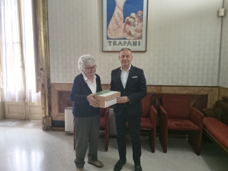 https://www.tp24.it/immagini_articoli/08-05-2026/funtanazza-consegnate-a-quinci-le-firme-contro-la-privatizzazione-250.jpg