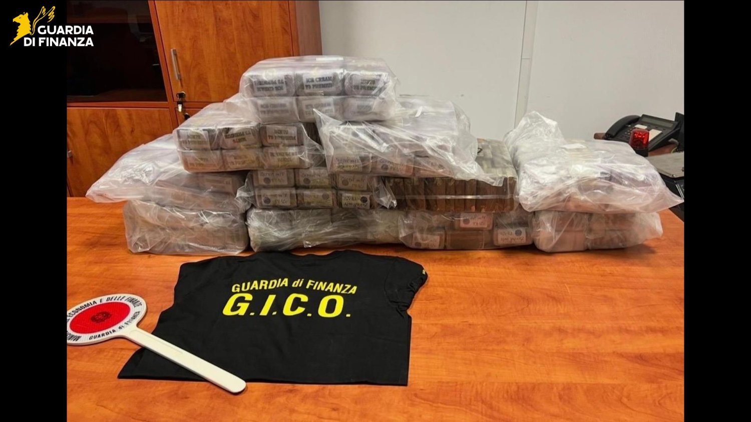 https://www.tp24.it/immagini_articoli/08-06-2026/1780903375-0-traffico-di-droga-in-sicilia-sei-arresti.jpg