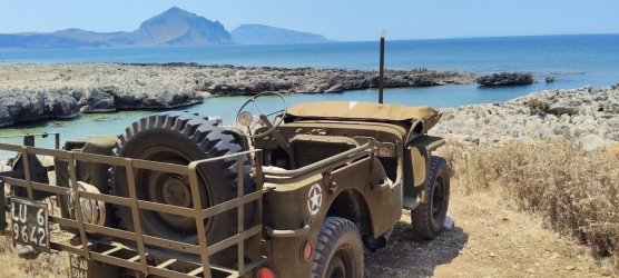 https://www.tp24.it/immagini_articoli/08-07-2026/favignana-rivive-la-guerra-jeep-storiche-sbarcano-sull-isola-dopo-83-anni-250.jpg
