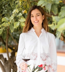 https://www.tp24.it/immagini_articoli/08-07-2026/gabriella-favara-e-la-nuova-presidente-di-assovini-sicilia-250.jpg