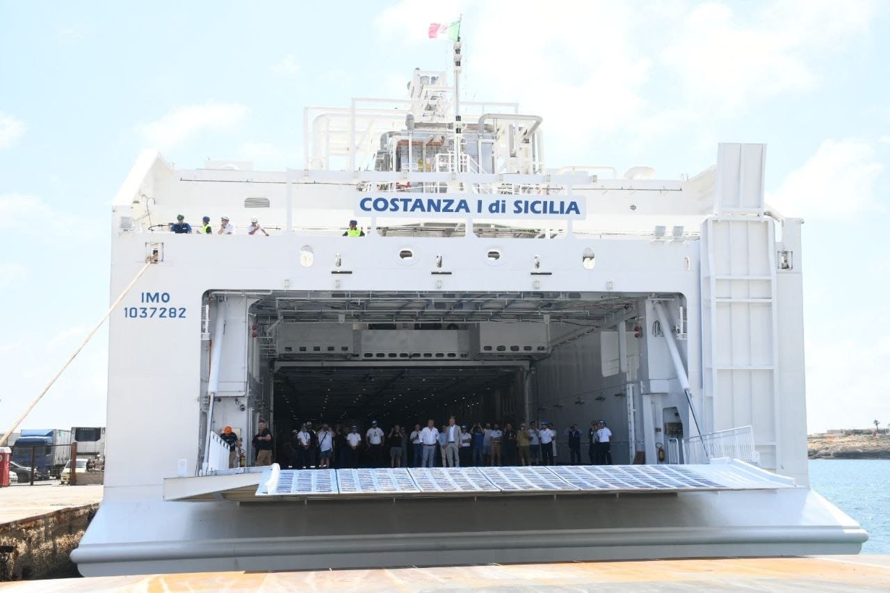 https://www.tp24.it/immagini_articoli/08-08-2026/1786167231-0-isole-minori-da-oggi-biglietti-piu-cari-del-18-e-la-regione-mette-in-mare-una-nave-da-143-milioni.jpg
