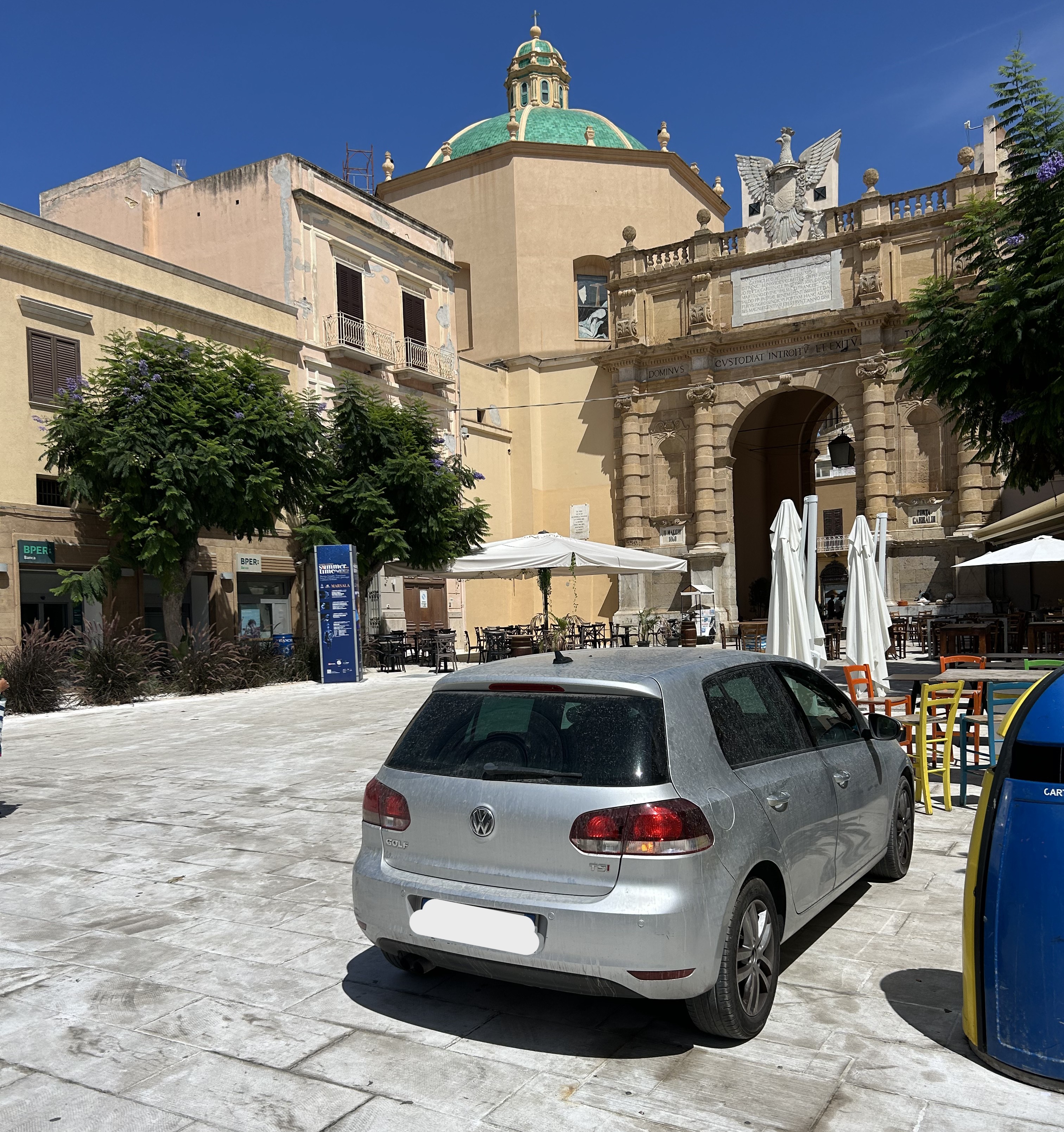 https://www.tp24.it/immagini_articoli/08-09-2025/1757321036-0-marsala-piazza-mameli-come-un-parcheggio-la-sosta-selvaggia-davanti-porta-garibaldi.jpg