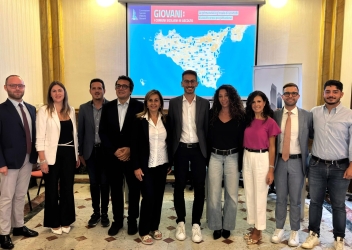 https://www.tp24.it/immagini_articoli/08-10-2026/giovani-dall-anci-la-prima-rete-in-sicilia-di-sportelli-comunali-per-l-ascolto-250.jpg