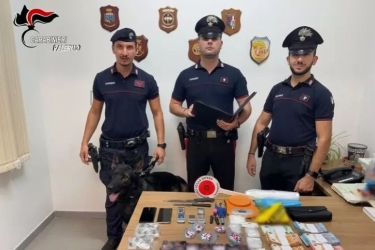 https://www.tp24.it/immagini_articoli/08-10-2026/si-trova-ai-domiciliari-e-ha-tre-chili-di-hashish-nel-congelatore-di-casa-250.jpg