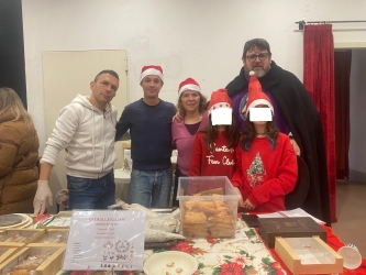 https://www.tp24.it/immagini_articoli/08-12-2025/cannoli-siciliani-preparati-da-due-marsalesi-venduti-per-beneficenza-a-firenze-250.jpg