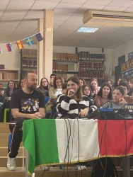 https://www.tp24.it/immagini_articoli/09-03-2026/liceo-pascasino-giovanni-xxiii-incontro-con-enrico-gagliano-tra-sogni-errori-e-identita-250.jpg