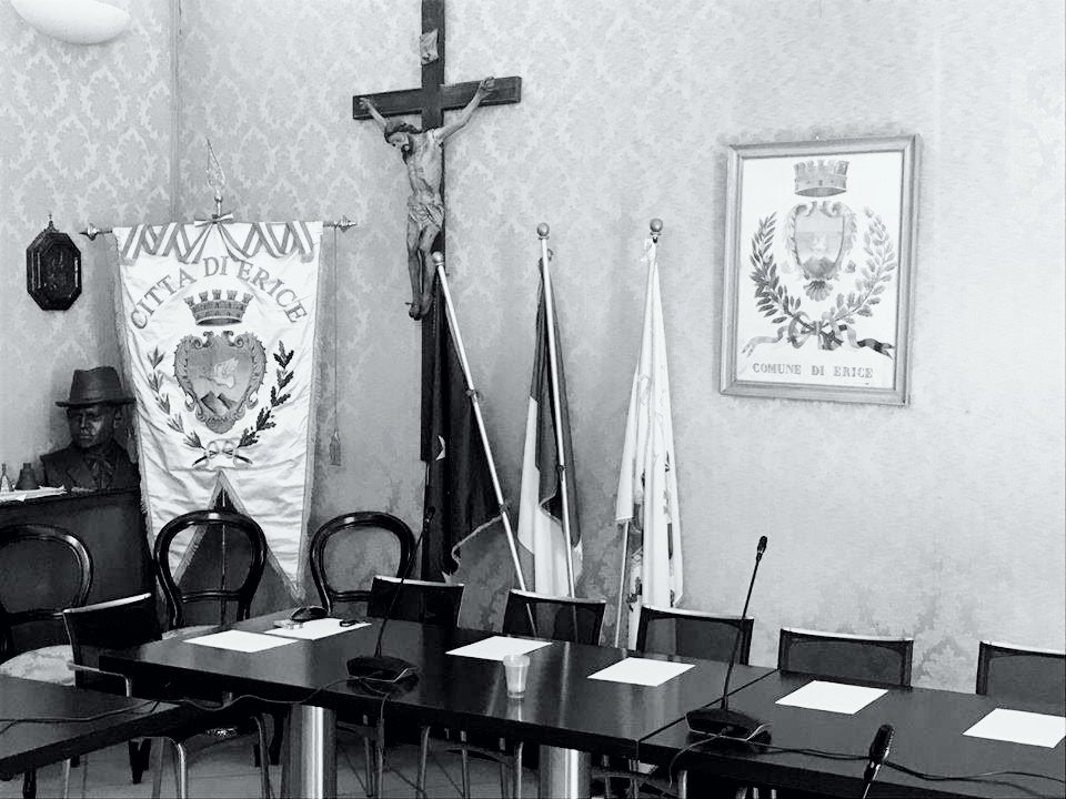 https://www.tp24.it/immagini_articoli/09-06-2026/1780993855-0-erice-spallata-dell-opposizione-mozione-di-sfiducia-per-il-presidente-del-consiglio.jpg