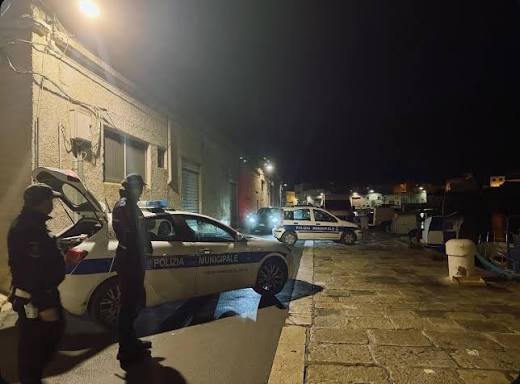 https://www.tp24.it/immagini_articoli/09-07-2026/1783578459-0-mazara-protesta-dei-pescatori-per-i-divieti-in-piazzetta-dello-scalo-il-sindaco-non-torneremo-al-porcile-di-prima.jpg
