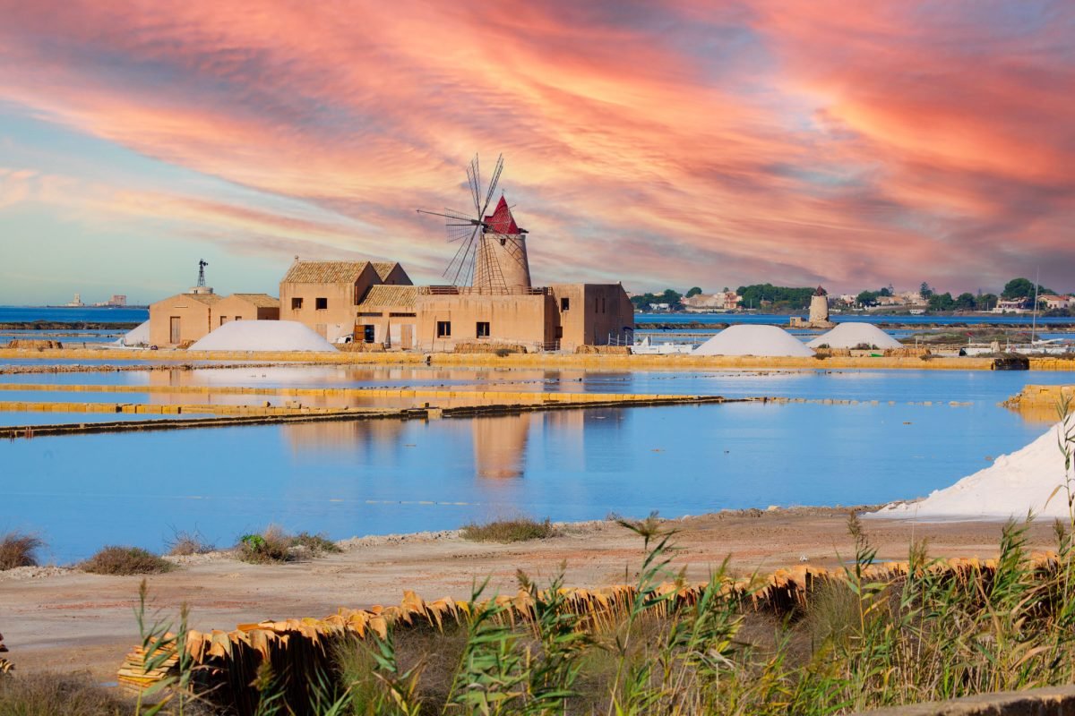 https://www.tp24.it/immagini_articoli/09-07-2026/1783607055-0-l-agricoltura-coltiva-il-sale-incontro-alle-saline-di-marsala-per-confagricoltura.jpg