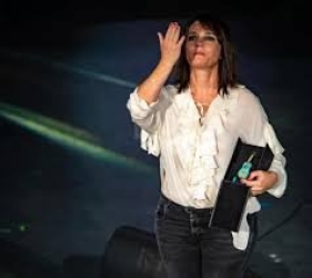 https://www.tp24.it/immagini_articoli/09-07-2026/caparezza-e-carmen-consoli-conquistano-le-targhe-tenco-250.jpg