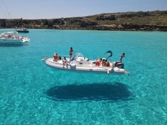 https://www.tp24.it/immagini_articoli/09-07-2026/chi-non-accetta-certe-regole-resta-fuori-la-denuncia-sul-turismo-alle-egadi-250.jpg