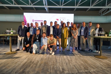 https://www.tp24.it/immagini_articoli/09-07-2026/vino-siciliano-e-futuro-dall-enosimposio-di-assoenologi-la-sfida-su-qualita-mercati-e-identita-250.jpg