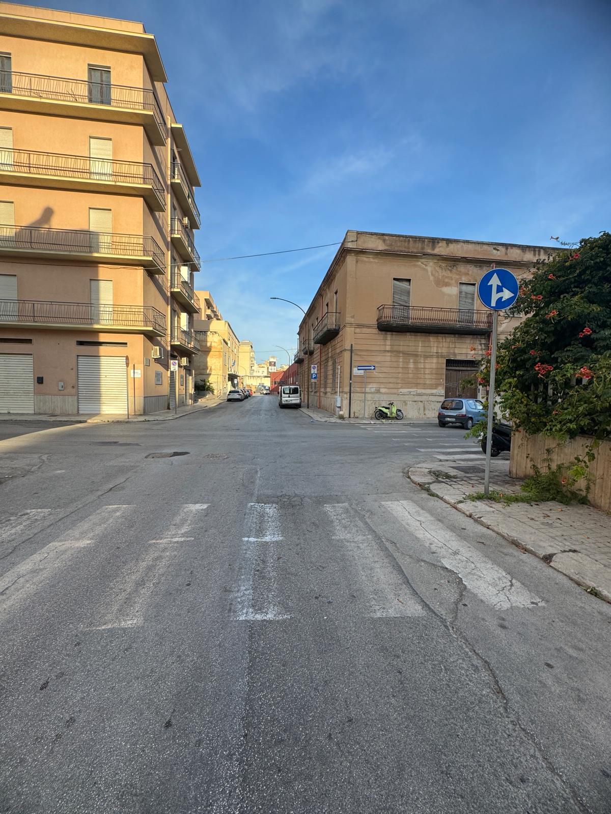 https://www.tp24.it/immagini_articoli/09-09-2025/1757403524-0-trapani-15enne-travolto-da-un-pirata-della-strada-in-via-alcamo-e-caccia-al-responsabile.jpg