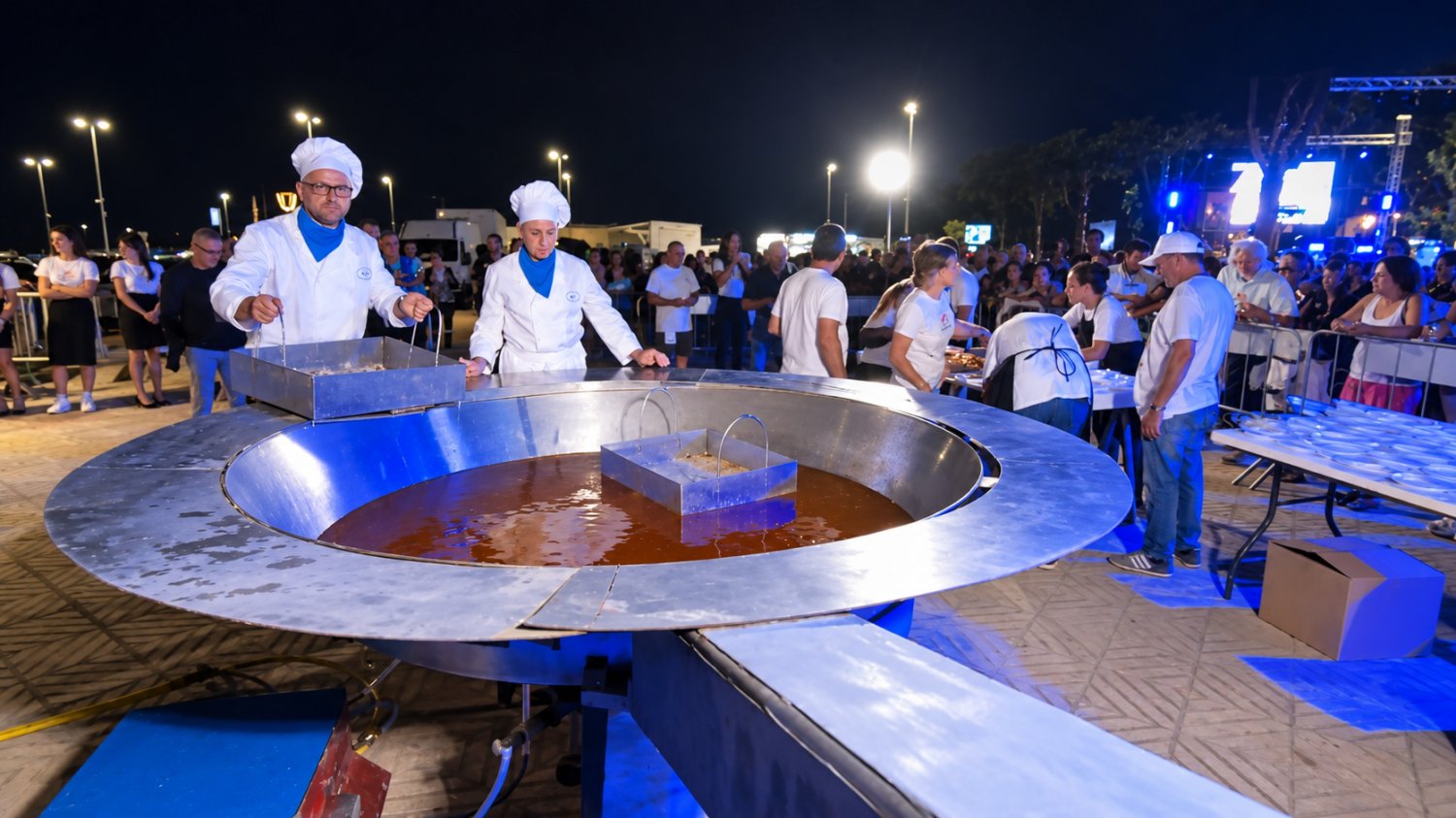 https://www.tp24.it/immagini_articoli/09-09-2026/1788937786-0-cous-cous-sarde-e-padellata-a-mazara-tal-via-tesori-dal-blu.jpg
