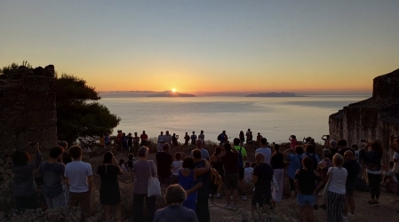 https://www.tp24.it/immagini_articoli/09-09-2026/a-scurata-chiude-a-marettimo-emozioni-forti-al-sorgere-del-sole-250.jpg