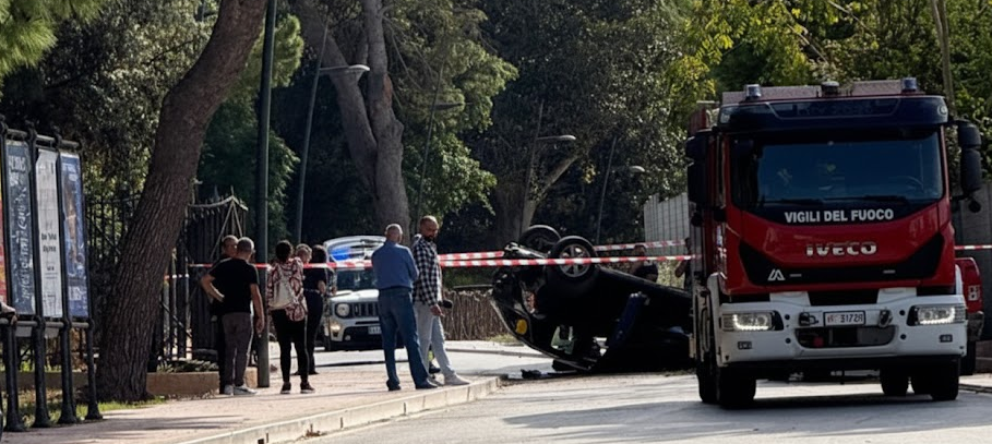 https://www.tp24.it/immagini_articoli/09-10-2025/1760019763-0-marsala-auto-si-ribalta-in-pieno-centro-paura-in-viale-cesare-battisti.png