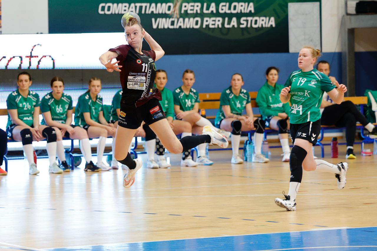 https://www.tp24.it/immagini_articoli/09-11-2025/1762717869-0-l-handball-erice-fa-le-cose-in-grande-e-vola-agli-ottavi-in-european-cup.jpg