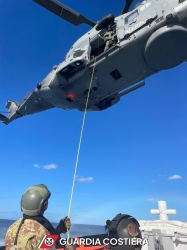 https://www.tp24.it/immagini_articoli/09-11-2025/al-largo-di-pantelleria-una-esercitazione-tra-guardia-costiera-e-marina-militare-250.jpg