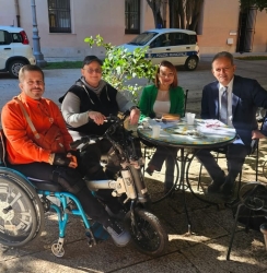 https://www.tp24.it/immagini_articoli/09-11-2025/grillo-la-garante-e-la-coppia-di-disabili-tra-solidarieta-e-dubbi-di-opportunita-250.jpg