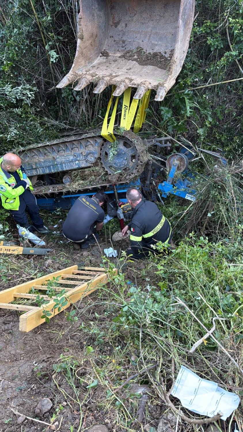 https://www.tp24.it/immagini_articoli/10-04-2026/1775854300-0-trattore-si-ribalta-nelle-campagne-di-castellammare-ferito-un-21enne.jpg