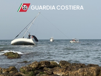 https://www.tp24.it/immagini_articoli/10-05-2026/mazara-barca-a-vela-arenata-recuperata-dalla-guardia-costiera-250.jpg