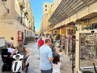 https://www.tp24.it/immagini_articoli/10-06-2026/trapani-valerio-valenti-attacca-chi-controlla-il-suolo-pubblico-in-centro-250.jpg