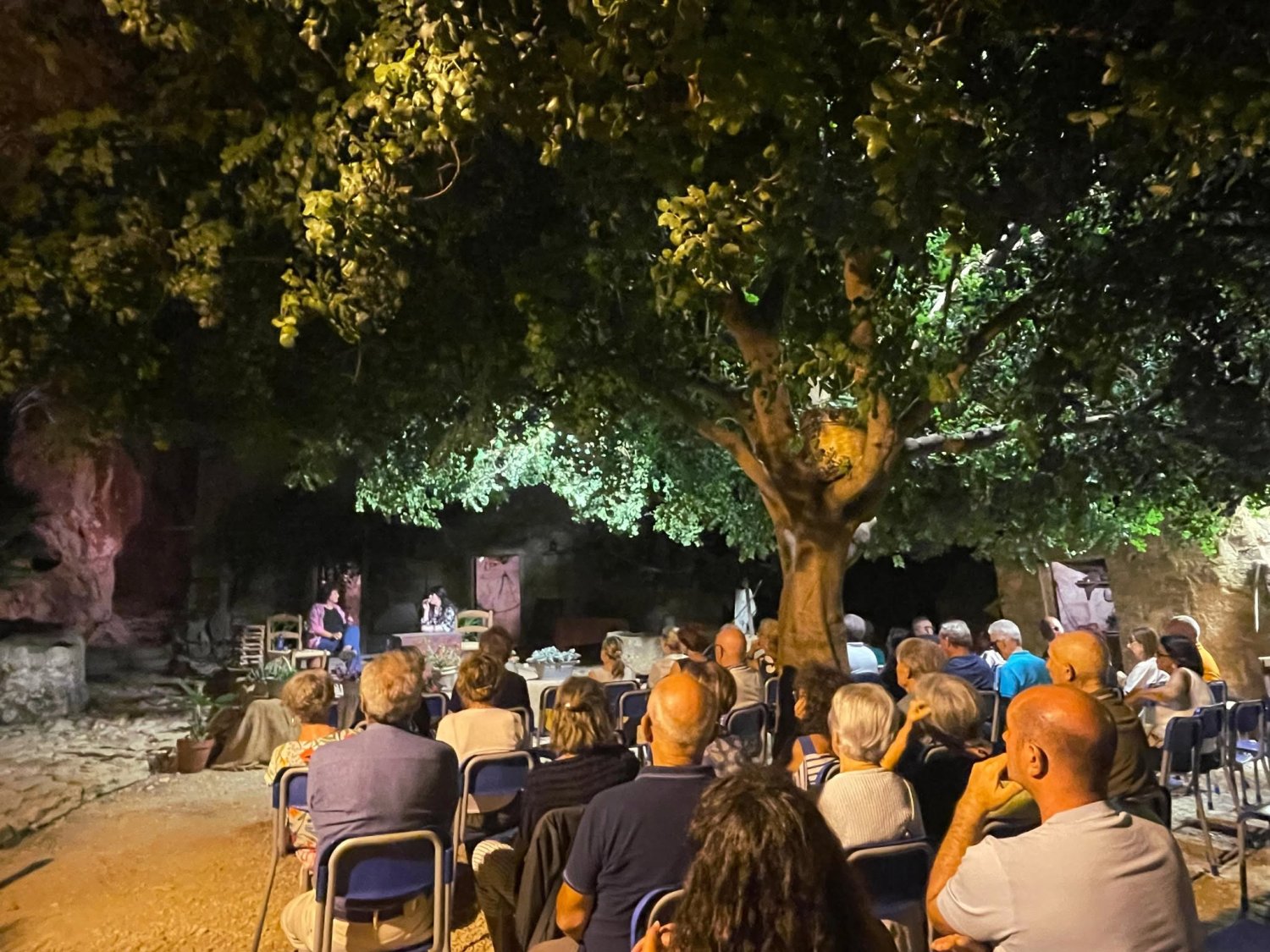 https://www.tp24.it/immagini_articoli/10-07-2026/1783671704-0-custonaci-alle-grotte-mangiapane-torna-un-borgo-di-libri-ed-autori-letture-sotto-le-stelle.jpg