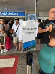 https://www.tp24.it/immagini_articoli/10-08-2026/etna-ancora-caos-nei-cieli-siciliani-stop-agli-arrivi-a-catania-passeggeri-dirottati-a-birgi-250.jpg
