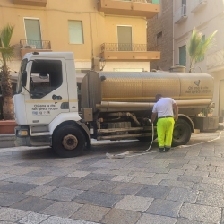 https://www.tp24.it/immagini_articoli/10-08-2026/trapani-10-giorni-per-l-autobotte-pellegrino-mancano-gli-autisti-chi-puo-si-faccia-avanti-250.jpg