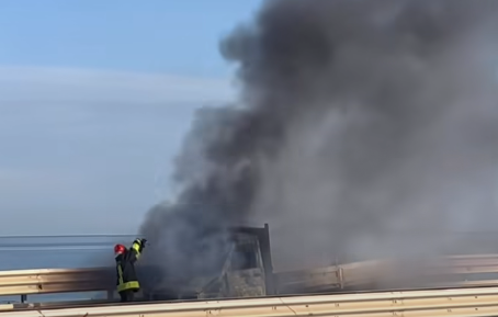 https://www.tp24.it/immagini_articoli/10-10-2025/1760090534-0-a29-furgone-in-fiamme-all-altezza-di-carini-traffico-in-tilt-verso-palermo-e-l-aeroporto.png