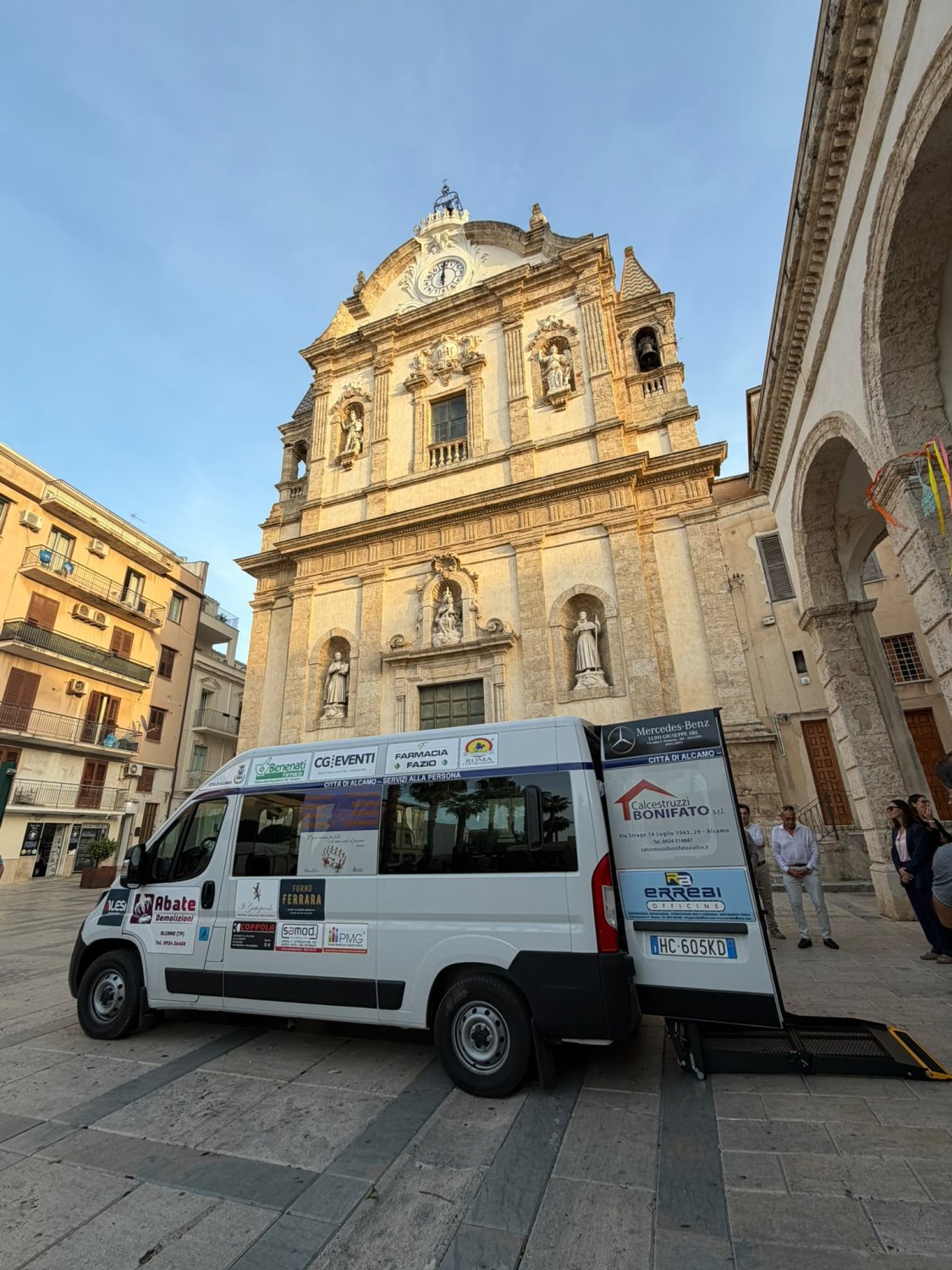 https://www.tp24.it/immagini_articoli/10-10-2026/1791613571-0-alcamo-nuovo-pulmino-per-le-persone-con-disabilita-anomalie-al-depuratore-comunale.jpg
