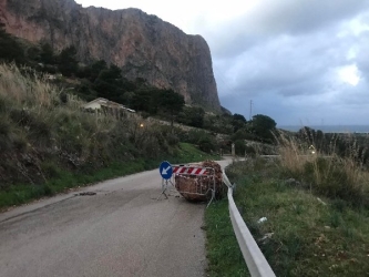 https://www.tp24.it/immagini_articoli/10-10-2026/frana-di-monte-monaco-a-san-vito-ciminnisi-famiglie-fuori-casa-da-cinque-anni-250.jpg
