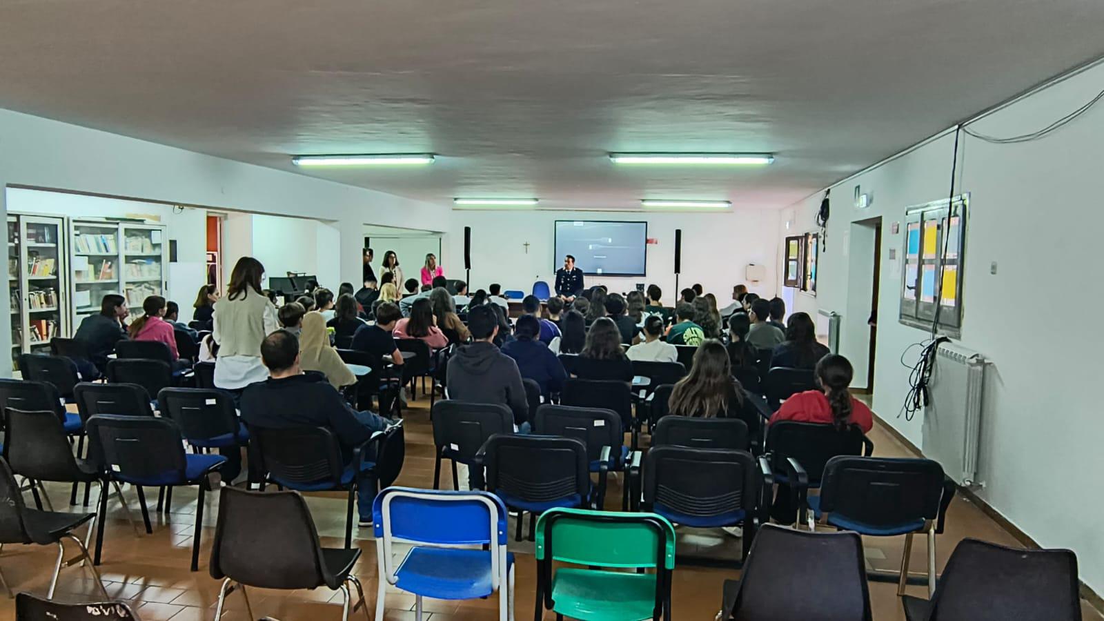 https://www.tp24.it/immagini_articoli/10-11-2025/1762760892-0-alcamo-la-polizia-di-stato-parla-di-bullismo-e-cyberbullismo-con-gli-studenti.jpg