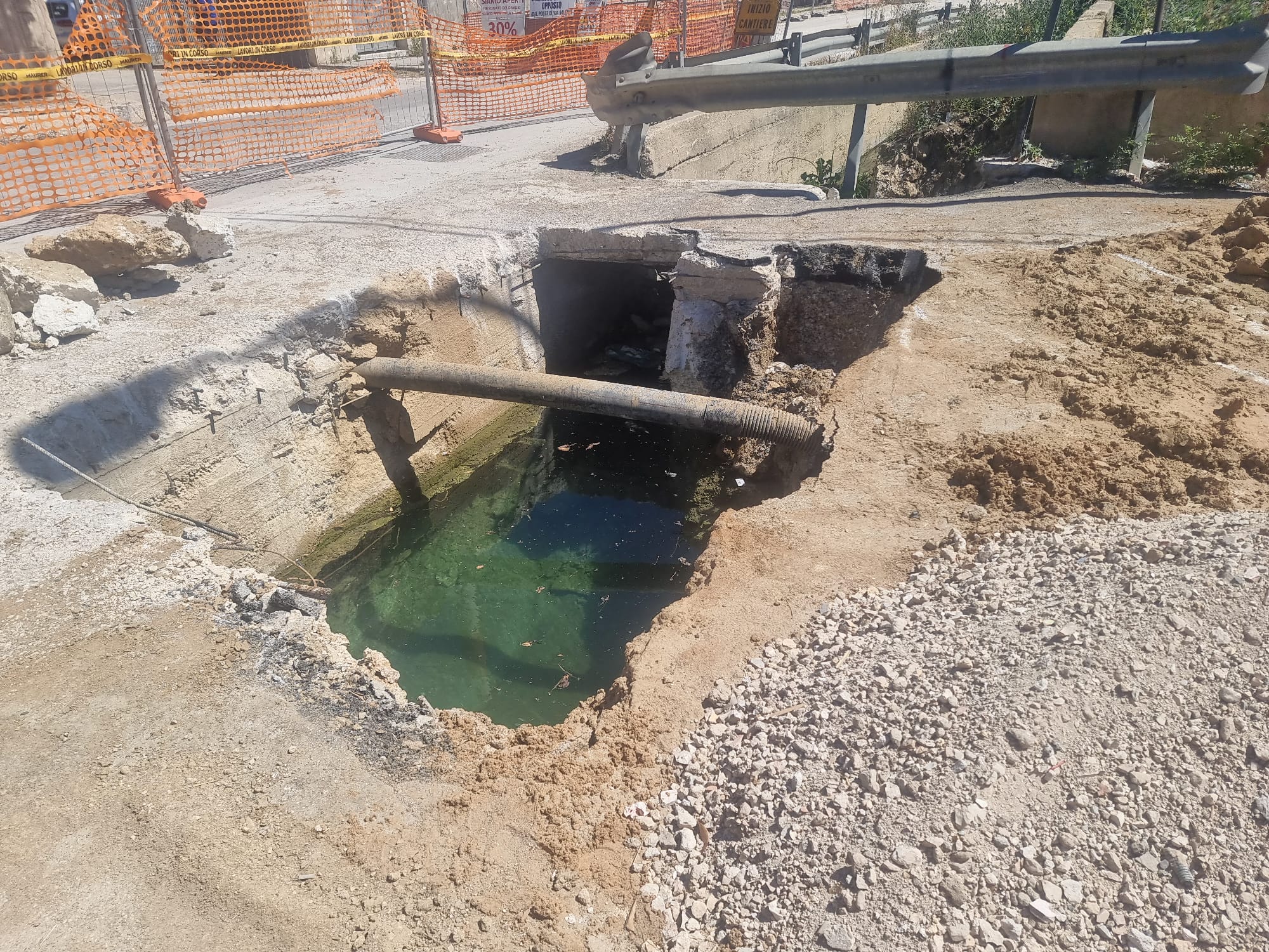 https://www.tp24.it/immagini_articoli/11-05-2025/1746985166-0-multa-al-comune-di-trapani-acqua-persa-e-strada-sbarrata-il-paradosso-della-strada-erice-mazara.jpg