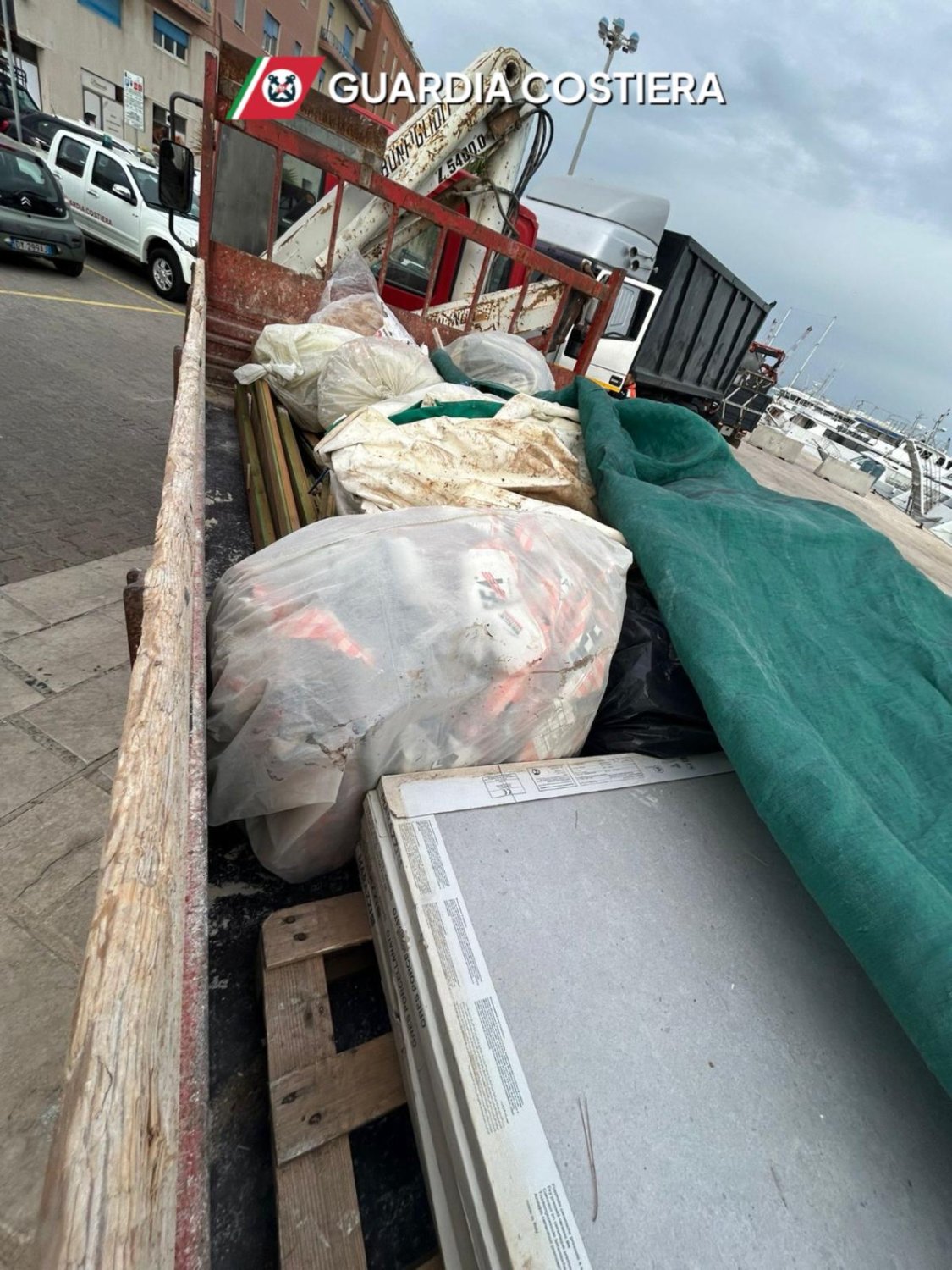 https://www.tp24.it/immagini_articoli/11-05-2026/1778488867-0-rifiuti-trasportati-senza-autorizzazione-al-porto-di-trapani.jpg