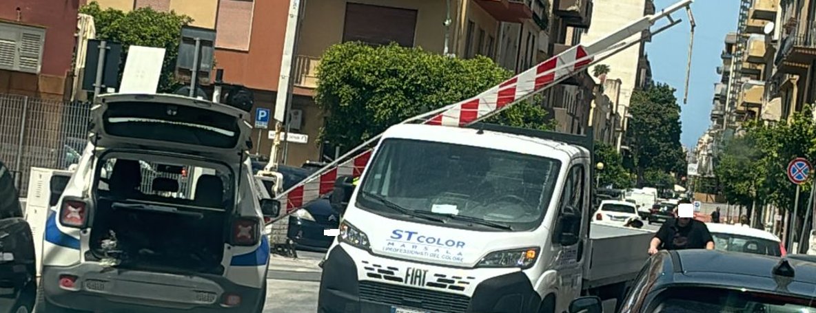 https://www.tp24.it/immagini_articoli/11-05-2026/1778500444-0-marsala-furgone-incastrato-sotto-una-sbarra-al-passaggio-a-livello-della-stazione.jpg