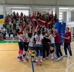 https://www.tp24.it/immagini_articoli/11-05-2026/il-trapani-volley-batte-in-finale-il-partanna-e-vola-in-serie-d-250.jpg