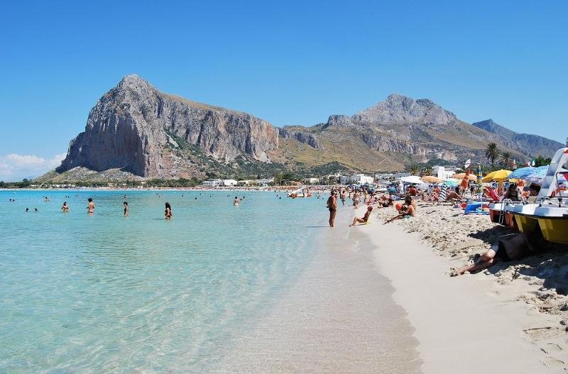 https://www.tp24.it/immagini_articoli/11-06-2026/1781188913-0-spiagge-libere-piu-attrezzate-dalla-regione-5-milioni-per-81-comuni-siciliani.jpg