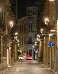 https://www.tp24.it/immagini_articoli/11-07-2026/trapani-il-centro-storico-si-riaccende-oltre-12-mila-nuovi-punti-luce-250.jpg
