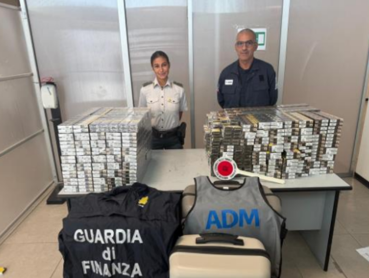 https://www.tp24.it/immagini_articoli/11-08-2025/1754898010-0-sbarcano-in-aeroporto-con-64kg-di-sigarette-in-due-finiscono-in-manette.png