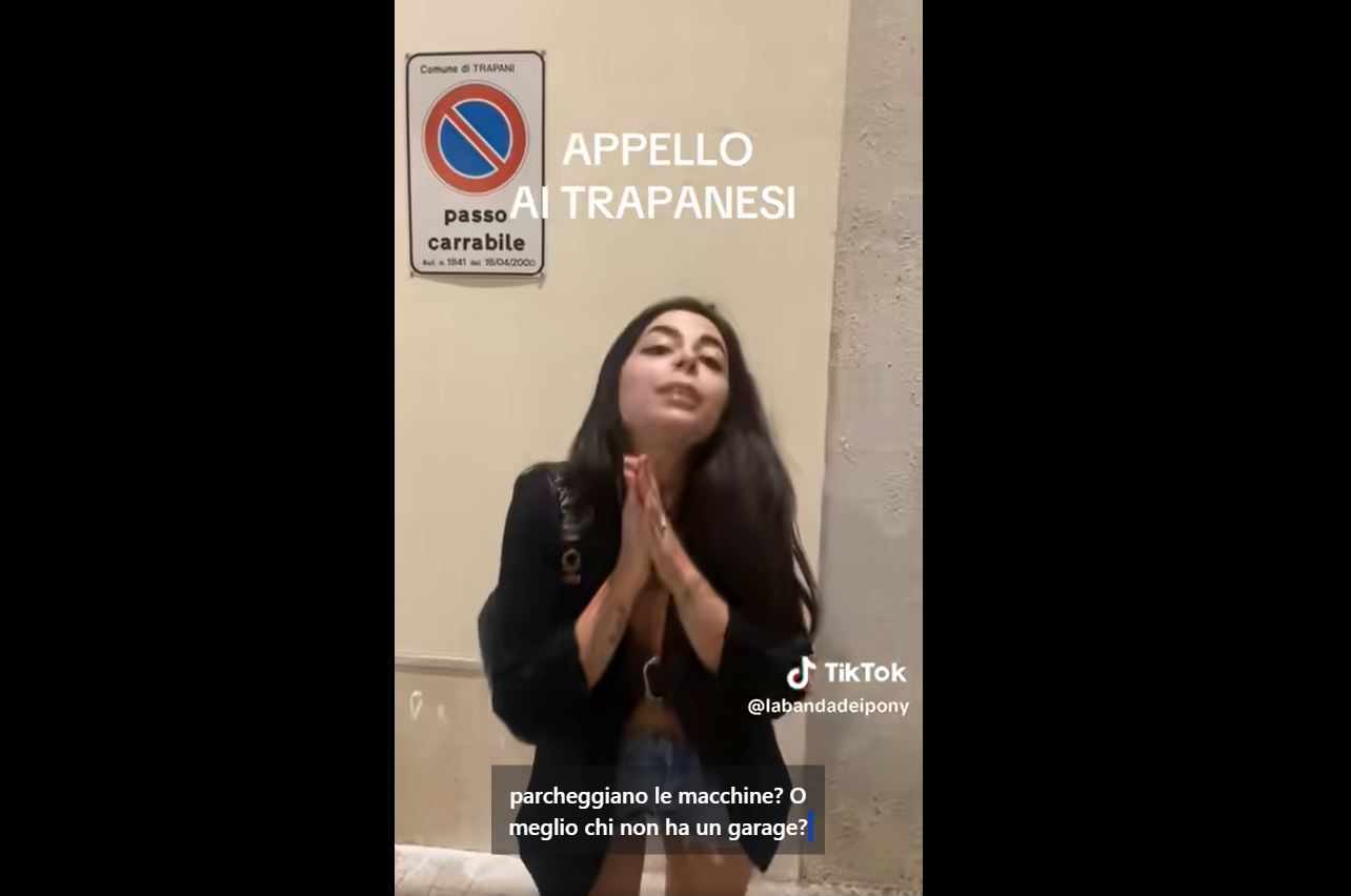 https://www.tp24.it/immagini_articoli/11-08-2025/1754903449-0-trapani-turista-sui-social-dove-si-parcheggia-l-auto-scoppia-la-polemica.jpg