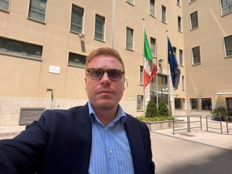 https://www.tp24.it/immagini_articoli/11-08-2026/regionali-sicilia-la-guerra-dei-sondaggi-dopo-de-luca-anche-la-vardera-ha-il-suo-e-vola-al-19-8-250.jpg