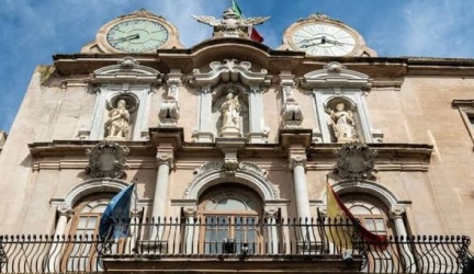 https://www.tp24.it/immagini_articoli/11-08-2026/trapani-verso-la-decadenza-il-segretario-dice-no-ora-decide-il-consiglio-250.jpg