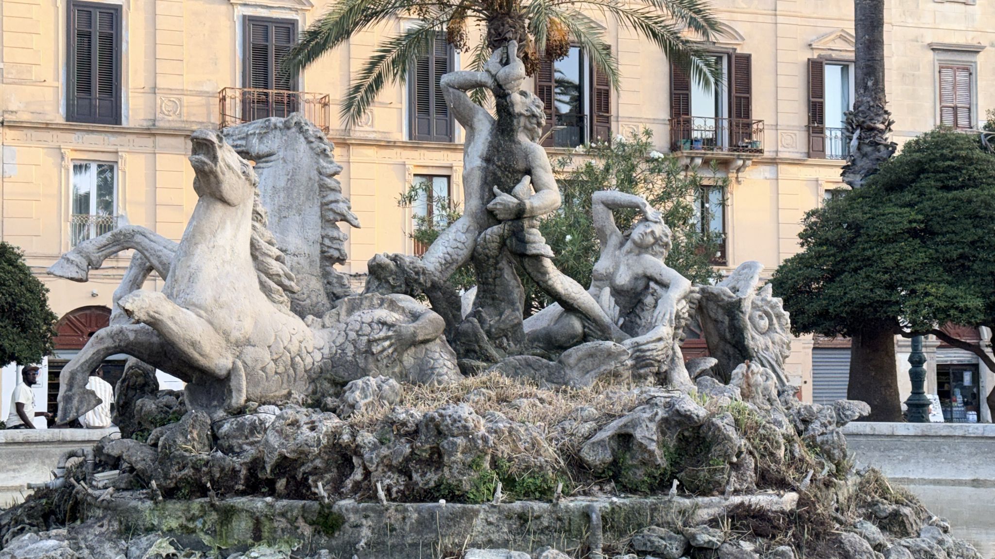 https://www.tp24.it/immagini_articoli/11-09-2025/1757573659-0-trapani-ecco-chi-ha-danneggiato-la-fontana-del-tritone.jpg