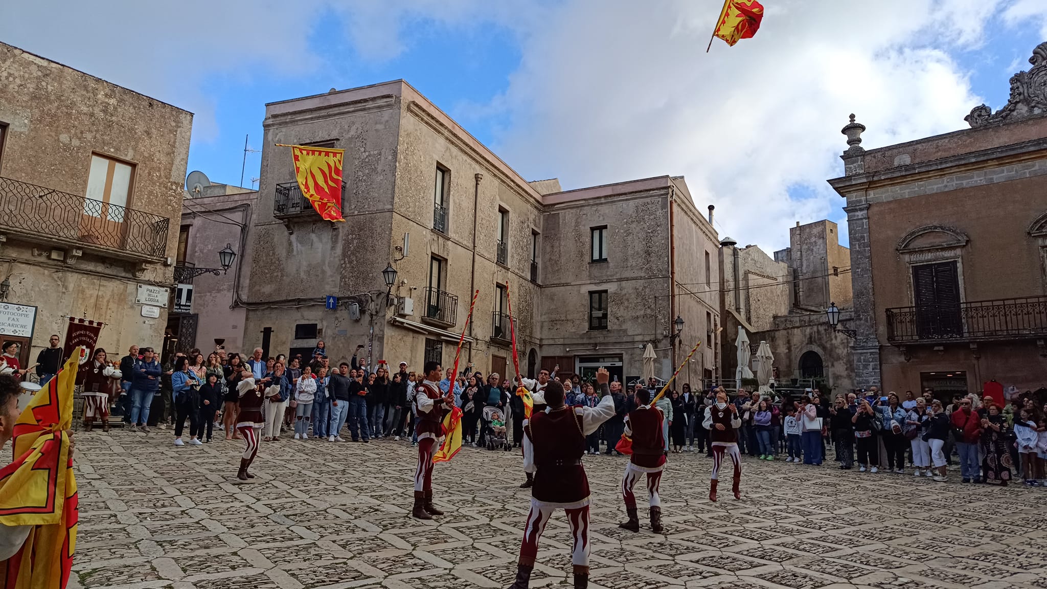 https://www.tp24.it/immagini_articoli/11-09-2025/1757589285-0-erice-si-tuffa-nel-medioevo-torna-la-festa-federicina.jpg