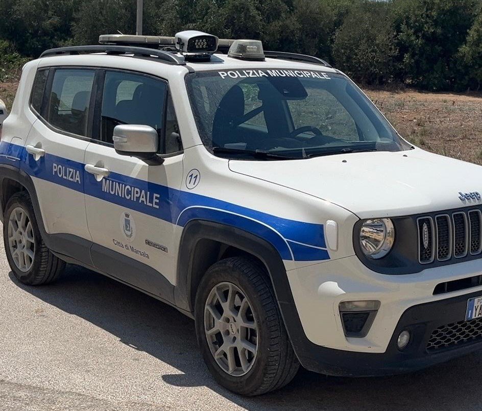https://www.tp24.it/immagini_articoli/11-10-2026/1791736069-0-marsala-blitz-della-polizia-municipale-allo-stadio-oltre-40-ragazzini-identificati.jpg