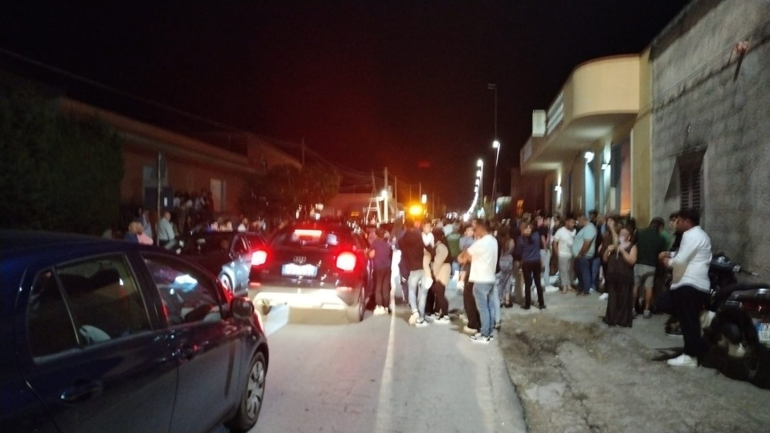 https://www.tp24.it/immagini_articoli/11-10-2026/1791745760-0-marsala-li-dentro-ci-sono-i-ladri-tensione-in-via-salemi-folla-davanti-un-b-amp-b-polizia-sul-posto.jpg