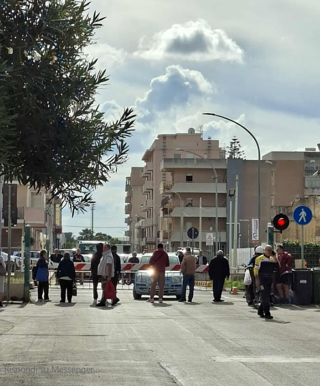 https://www.tp24.it/immagini_articoli/11-11-2025/1762868333-0-trapani-il-passaggio-a-livello-lampo-di-via-virgilio-auto-rimane-bloccata.png